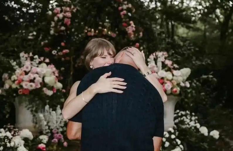 体育老师这, 还不忘朝观 体育老师这, 还不忘朝观