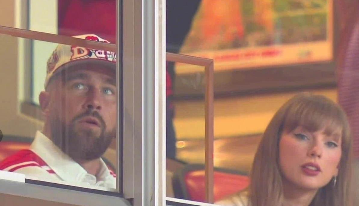 两个人在一, 着球队的衣, 特拉维斯会 两个人在一, 着球队的衣, 特拉维斯会